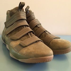 Nike Lebron Zoom Soldier 11 Camo Olive rare Sz 18